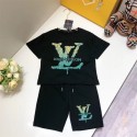激安ルイヴィトン 子供向け男女兼用ショートスリーブセット 高品質半袖 Tシャツキッズ 激安黒と白 男の子素材と個性的デザインのユニセックスキッズウェアルイヴィトン 人気の半袖パンツです