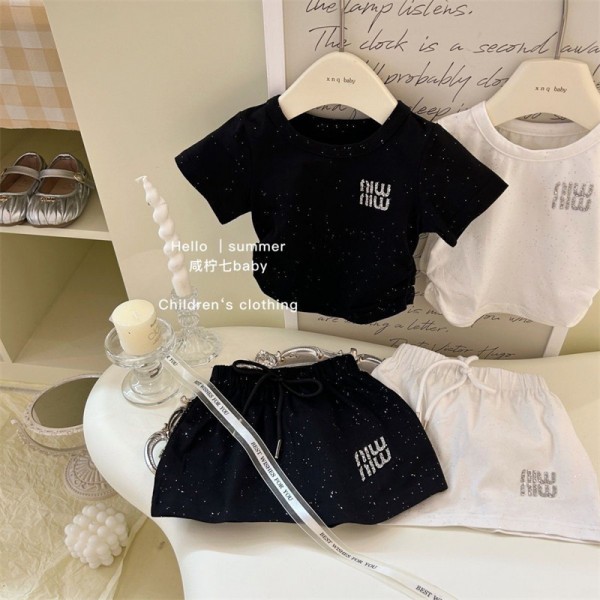 ミュウミュウ モダンなモノトーン ワンピーススタイルのブラウスとスカートセットMiuMiu 半袖Tシャツ アディダス 黒と白ミュウミュウ可愛くて個性的な子ども用モノトーンシャツとスカートセット