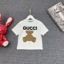  グッチGUCCI の可愛い子供用セットです。白い T シャツには大きな「GUCCI」のロゴとモノグラム柄のテディベアがデザインされ、個性的で注目を集めます子供用のサマースーツ,男の子と女の子です