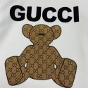  グッチGUCCI の可愛い子供用セットです。白い T シャツには大きな「GUCCI」のロゴとモノグラム柄のテディベアがデザインされ、個性的で注目を集めます子供用のサマースーツ,男の子と女の子です