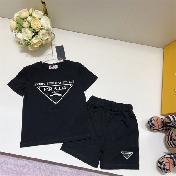 プラダPrada子供用 夏の黑白 T シャツとショートパンツセット キュートなデザインでお子様の夏を彩るプラダ男の子 （Prada）のこの子供用夏の服装セットは、プラダブラックアンドホワイトの T シャツとショートパンツがセットになっており