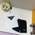 プラダPrada子供用 夏の黑白 T シャツとショートパンツセット キュートなデザインでお子様の夏を彩るプラダ男の子 （Prada）のこの子供用夏の服装セットは、プラダブラックアンドホワイトの T シャツとショートパンツがセットになっており