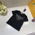 プラダPrada子供用 夏の黑白 T シャツとショートパンツセット キュートなデザインでお子様の夏を彩るプラダ男の子 （Prada）のこの子供用夏の服装セットは、プラダブラックアンドホワイトの T シャツとショートパンツがセットになっており