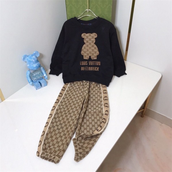 グッチ 定番のダブル G 柄のジャガードウエストパンツと、ルイ・ヴィトン × ベアブリックのコラボレーションベアモチーフプリントのセーターセット、LV子供服グッチファッションとトレンド感溢れる 1 セット