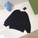 グッチ 定番のダブル G 柄のジャガードウエストパンツと、ルイ・ヴィトン × ベアブリックのコラボレーションベアモチーフプリントのセーターセット、LV子供服グッチファッションとトレンド感溢れる 1 セット