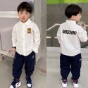 モスキーノMOSCHINO の可愛い小熊刺繍の白シャツ、可愛い子供のファッション必須アイテムモスキーノの子供用白シャツ大人気子ども用の長袖シャツ子供用シャツ背中のアルファベットがとても目を引く