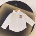 モスキーノMOSCHINO の可愛い小熊刺繍の白シャツ、可愛い子供のファッション必須アイテムモスキーノの子供用白シャツ大人気子ども用の長袖シャツ子供用シャツ背中のアルファベットがとても目を引く