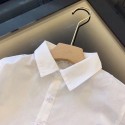 モスキーノMOSCHINO の可愛い小熊刺繍の白シャツ、可愛い子供のファッション必須アイテムモスキーノの子供用白シャツ大人気子ども用の長袖シャツ子供用シャツ背中のアルファベットがとても目を引く