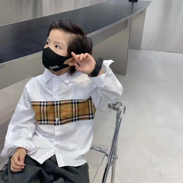 バーバリーの定番ギンガムチェックがデザインされた子供用白シャツ可愛い子供のおしゃれなコーディネートバーバリー子ども用の長袖シャツのギンガムチェックパネルが施された可愛いBurberry子供用シャツ