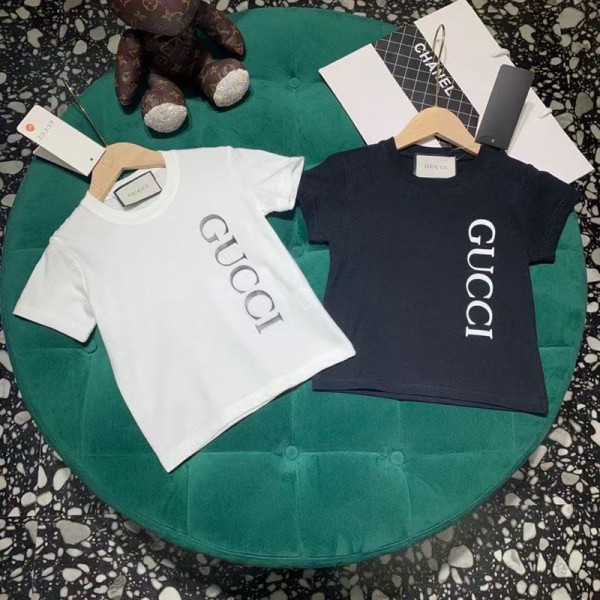 グッチの個性的なロゴ T シャツ 子供用ホワイト＆ブルーモデルグッチ 子供向けロゴプリント半袖 T シャツ大人気子供の夏服GUCCI に最適高級感たっぷりなグッチ子供 T シャツ、白とブルーの 2 色展開