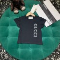 グッチの個性的なロゴ T シャツ 子供用ホワイト＆ブルーモデルグッチ 子供向けロゴプリント半袖 T シャツ大人気子供の夏服GUCCI に最適高級感たっぷりなグッチ子供 T シャツ、白とブルーの 2 色展開
