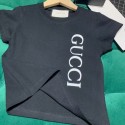 グッチの個性的なロゴ T シャツ 子供用ホワイト＆ブルーモデルグッチ 子供向けロゴプリント半袖 T シャツ大人気子供の夏服GUCCI に最適高級感たっぷりなグッチ子供 T シャツ、白とブルーの 2 色展開
