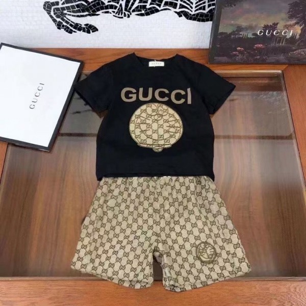 グッチ大人気 GUCCI 子供服GUCCI 子供用トップ＆ショーツセット クラシックなロゴデザイン可愛らしい子供用コーディネートセットロゴがハイブランド上品にアレンジされておりGUCCI のエレガントな子供用コーディネート