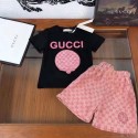 グッチ大人気 GUCCI 子供服GUCCI 子供用トップ＆ショーツセット クラシックなロゴデザイン可愛らしい子供用コーディネートセットロゴがハイブランド上品にアレンジされておりGUCCI のエレガントな子供用コーディネート