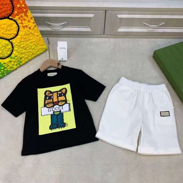グッチ子供用 T シャツとショートパンツセット可愛い子猫柄のGUCCI子供 t シャツ子供用夏服セット 白 / 黒両色展開グッチ 個性的子供衣装セットキッズ セットアップ 男の子女の子半袖