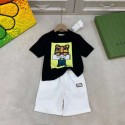 グッチ子供用 T シャツとショートパンツセット可愛い子猫柄のGUCCI子供 t シャツ子供用夏服セット 白 / 黒両色展開グッチ 個性的子供衣装セットキッズ セットアップ 男の子女の子半袖
