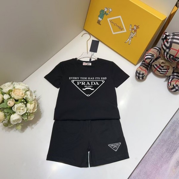 プラダ 定番ロゴ入り 子供衣装セットPRADA 子供用衣装T シャツとショートパンツセットプラダキッズ tシャツ定番ロゴ夏服プラダ子供用コーディネートセット T シャツとショートパンツ