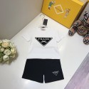 プラダ 定番ロゴ入り 子供衣装セットPRADA 子供用衣装T シャツとショートパンツセットプラダキッズ tシャツ定番ロゴ夏服プラダ子供用コーディネートセット T シャツとショートパンツ