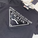 プラダ 定番ロゴ入り 子供衣装セットPRADA 子供用衣装T シャツとショートパンツセットプラダキッズ tシャツ定番ロゴ夏服プラダ子供用コーディネートセット T シャツとショートパンツ