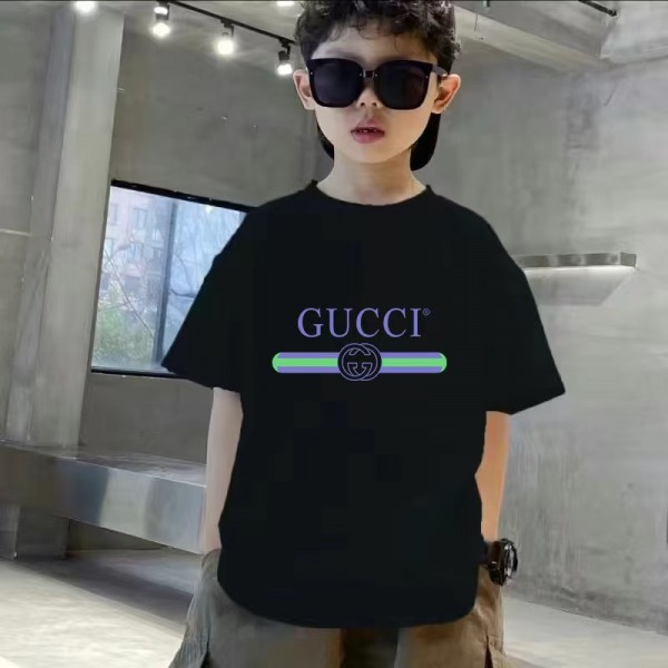 グッチキッズ tシャツキッズファッション T シャツ 定番ロゴとモダンなアレンジキッズ T シャツグッチロゴプリント、多彩なバー柄、白黒両色GUCCI 子供服グッチ個性的なロゴプリント T シャツ