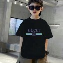 グッチキッズ tシャツキッズファッション T シャツ 定番ロゴとモダンなアレンジキッズ T シャツグッチロゴプリント、多彩なバー柄、白黒両色GUCCI 子供服グッチ個性的なロゴプリント T シャツ