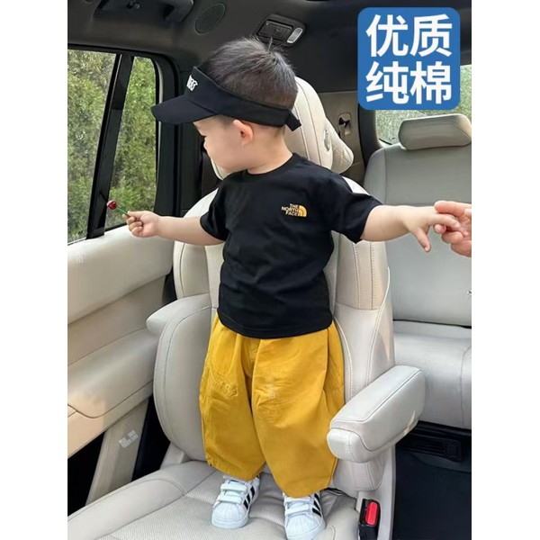 ザノースフェイス子供向け T シャツ アウトドアモチーフで子供 個性的なグラフィックプリント 子供用黒 T シャツThe North Face 子供衣装個性的なグラフィック高品質ザノースフェイス