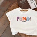 フェンデイ子供 t シャツFENDI カラフルな文字プリント 子供用白 キッズ tシャツ通気性の良い素材フェンデイローマをイメージした文字FENDI 子供服おしゃれでエレガントな FENDI 子供向け T シャツ 定番ロゴ入り
