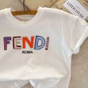 フェンデイ子供 t シャツFENDI カラフルな文字プリント 子供用白 キッズ tシャツ通気性の良い素材フェンデイローマをイメージした文字FENDI 子供服おしゃれでエレガントな FENDI 子供向け T シャツ 定番ロゴ入り