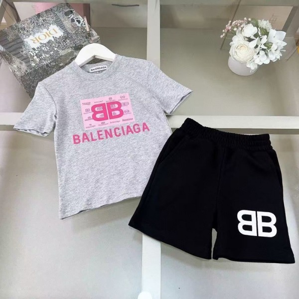 バレンシアガ 子供服 キッズ 個性的なロゴ入り T シャツセットBalenciaga 子供用 モダンなデザイン T シャツ＆ショートパンツセットBalenciaga 子供のための バレンシアガ トレンド感溢れる T シャツコレクション