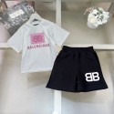 バレンシアガ 子供服 キッズ 個性的なロゴ入り T シャツセットBalenciaga 子供用 モダンなデザイン T シャツ＆ショートパンツセットBalenciaga 子供のための バレンシアガ トレンド感溢れる T シャツコレクション