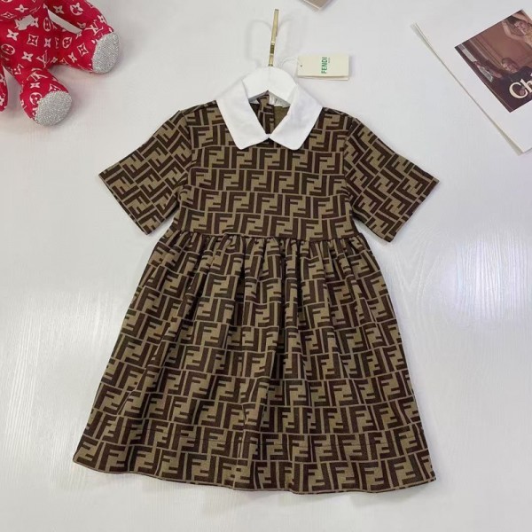 フェンデイ子供用ドレスFENDI モノグラム柄入り 女の子用ショート袖ドレスフェンデイ子供向けドレス 定番デザインで女の子の可愛らしさを引き立てるフェンデイモノグラム柄白い襟ショート袖ハイファッションな子供衣装