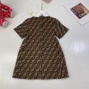 フェンデイ子供用ドレスFENDI モノグラム柄入り 女の子用ショート袖ドレスフェンデイ子供向けドレス 定番デザインで女の子の可愛らしさを引き立てるフェンデイモノグラム柄白い襟ショート袖ハイファッションな子供衣装