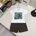 フェンデイ子供用白 T シャツセット、FF ロゴとマッチングパンツ【FENDI】個性的な FF ロゴプリント 子供用白 T シャツセットフェンデイ多彩な FF ロゴデザイン 子供向け白 T シャツとショートパキッズ 子供服フェンデイキッズ セットアップ 男の子