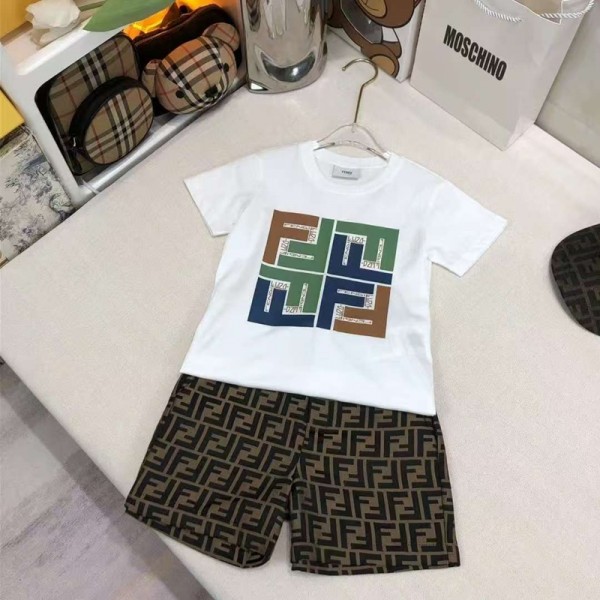 フェンデイ子供用白 T シャツセット、FF ロゴとマッチングパンツ【FENDI】個性的な FF ロゴプリント 子供用白 T シャツセットフェンデイ多彩な FF ロゴデザイン 子供向け白 T シャツとショートパキッズ 子供服フェンデイキッズ セットアップ 男の子