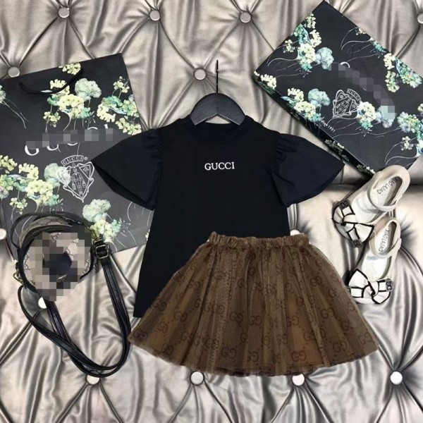 グッチ子供服GUCCI 女の子向け夏服セット バブル袖 & ボンボンスカート プリンセス風デザイングッチGUCCI ファッションセット バブル袖 T シャツとボンボンスカート - 欧米の流行を身にまとうグッチ定番ロゴ入り T シャツ