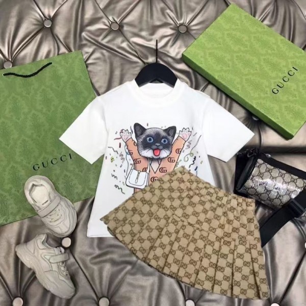 グッチ子供服 GUCCI 女の子向け夏のファッションセット 可愛い T シャツとモノグラムミニスカートグッチ女の子夏服セットキャット柄 グッチT シャツGUCCI 女の子用夏服