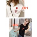 川久保玲ブランド子供服 & 大人服CDG 男女兼用 親子向け夏のファッション 愛心プリント T シャツCDG PLAY キッズ & 大人向け 赤い愛心柄 T シャツ 親子で一緒に着れる男女兼用赤い愛心の T シャツ川久保玲ブランド白黒の配色、快適な素材