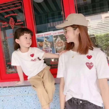 川久保玲ブランド子供服 & 大人服CDG 男女兼用 親子向け夏のファッション 愛心プリント T シャツCDG PLAY キッズ & 大人向け 赤い愛心柄 T シャツ 親子で一緒に着れる男女兼用赤い愛心の T シャツ川久保玲ブランド白黒の配色、快適な素材