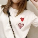 川久保玲ブランド子供服 & 大人服CDG 男女兼用 親子向け夏のファッション 愛心プリント T シャツCDG PLAY キッズ & 大人向け 赤い愛心柄 T シャツ 親子で一緒に着れる男女兼用赤い愛心の T シャツ川久保玲ブランド白黒の配色、快適な素材