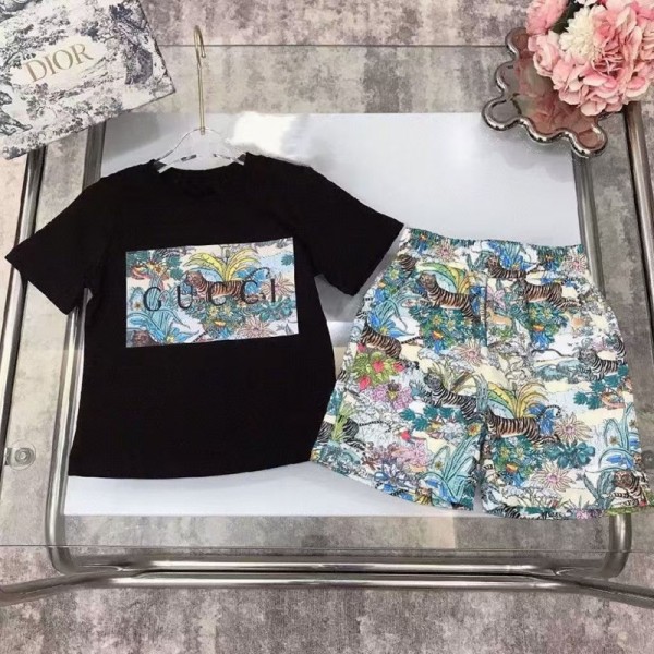 グッチ 子供服 上下セット tシャツ ショーツ 2点キッズ服GUCCI 男女児向け 夏のファッションセット エキゾチックな柄 T シャツ & ショートGUCCI 子供服エキゾチックなプリント T シャツグッチ GUCCI 男女児用夏服