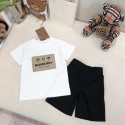 Burberry 子供服バーバリー T シャツとショートパンツセット男女児用夏服バーバリー 上下セット tシャツ ショーツ 2点キッズ服子供の個性表現バーバリー 白 T シャツと黒ショートパンツセット