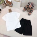 Burberry 子供服バーバリー T シャツとショートパンツセット男女児用夏服バーバリー 上下セット tシャツ ショーツ 2点キッズ服子供の個性表現バーバリー 白 T シャツと黒ショートパンツセット