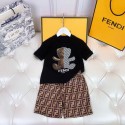 フェンデイFendi 子供服クマイラスト T シャツと FF 柄ショートパンツフェンデイ キッズ用 夏のファッションセット 白黒 T シャツとブラウン FF 柄コーデフェンデイキッズ夏服セット子供服フェンデイ 上下セット tシャツ ショーツ 2点キッズ服