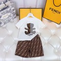 フェンデイFendi 子供服クマイラスト T シャツと FF 柄ショートパンツフェンデイ キッズ用 夏のファッションセット 白黒 T シャツとブラウン FF 柄コーデフェンデイキッズ夏服セット子供服フェンデイ 上下セット tシャツ ショーツ 2点キッズ服