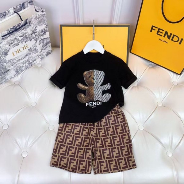 フェンデイFendi 子供服クマイラスト T シャツと FF 柄ショートパンツフェンデイ キッズ用 夏のファッションセット 白黒 T シャツとブラウン FF 柄コーデフェンデイキッズ夏服セット子供服フェンデイ 上下セット tシャツ ショーツ 2点キッズ服