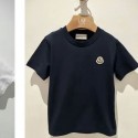 モンクレール男女児向け 夏の T シャツ 白とネイビー ロゴプリントで個性アップMONCLER 子供服ロゴ T シャツベーシック T シャツ、ハイクオリティ素材モンクレール子供服T シャツ【MONCLER】キッズ シンプルでエレガントな ロゴ T シャツ 白とネイビーコーデ