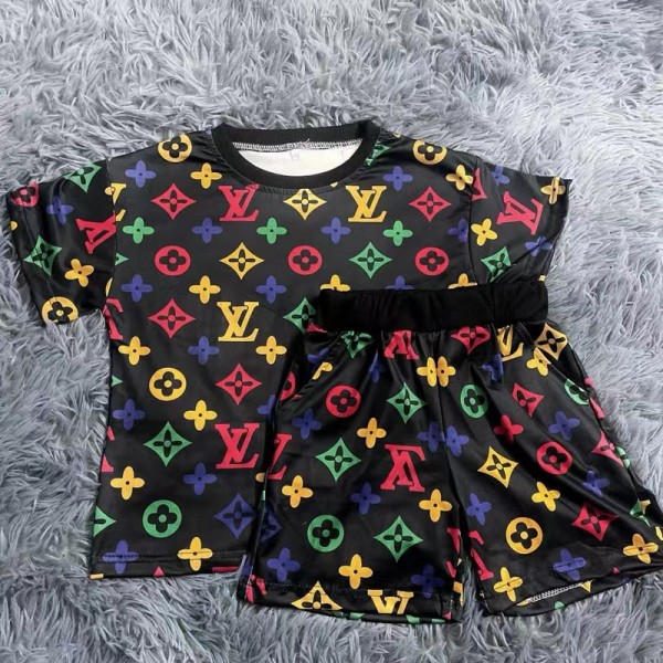 ルイヴィトン子供服LVキッズ夏服セット多彩なロゴ柄ルイヴィトンT シャツショートパンツLV キッズ夏服セット カラフルなロゴ柄で目を惹くルイヴィトン2 ピースセットサイズ 90 - 160cm