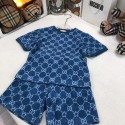  GG 柄 シャツとショートパンツセットGUCCI グッチ男女児向け 夏の 2 ピースセット モノトーン GG 柄デニム衣装グッチ夏服デニム T シャツデニムショートパンツグッチ男女児用夏服