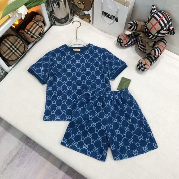  GG 柄 シャツとショートパンツセットGUCCI グッチ男女児向け 夏の 2 ピースセット モノトーン GG 柄デニム衣装グッチ夏服デニム T シャツデニムショートパンツグッチ男女児用夏服