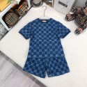  GG 柄 シャツとショートパンツセットGUCCI グッチ男女児向け 夏の 2 ピースセット モノトーン GG 柄デニム衣装グッチ夏服デニム T シャツデニムショートパンツグッチ男女児用夏服